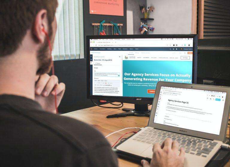 Etkileyici Blog Konuları: Okuyucuyu Yakalayan 7 İçerik Kategorisi ve Başlık Fikirleri (2026) - Hızlı Yazar man sitting on chair using silver laptop