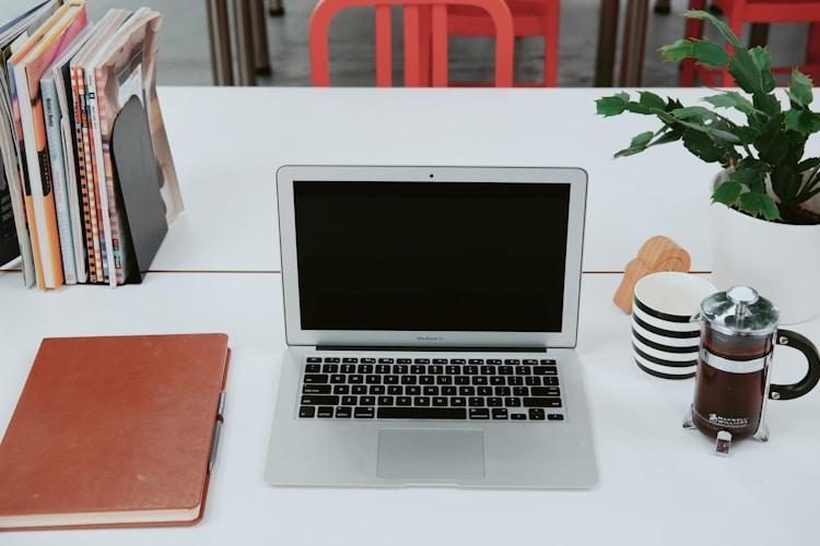 Blog yazmak, internetin sonsuz arazisine bir gecekondu dikmek değil; temeli sağlam bir gökdelen inşa etmektir. İlk katı çıkmak zordur, evet. Ama 10. kata geldiğinde manzara değişir.
