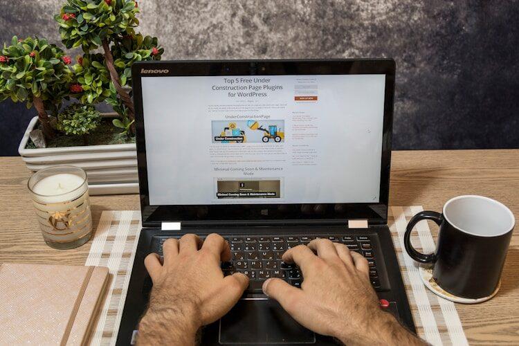 Bu listeyi hazırlarken bir kural koydum: Her yazı farklı bir siteden, her biri sana farklı bir şey öğretsin. Teknik bilgiden yazma psikolojisine, SEO’dan hikaye anlatımına kadar 10 farklı kaynak, 10 farklı perspektif.
